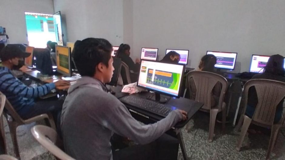 San Pedro Students at Computers